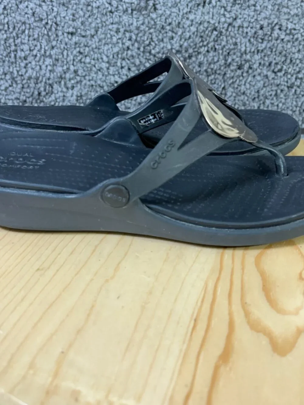 Crocs Sanrah Sandals Womens Size 10 Black Wedge Heel Slip On Thong Medallion